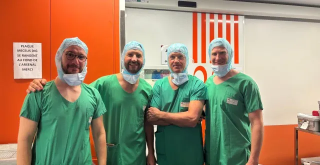 photo  de gauche à droite : dr guillaume bokobza, médecin rééducateur à la tourmaline ; pr. vincent crenn, chirurgien orthopédiste au chu de nantes ; dr henk van de meent, de otn implant, et simon jost, de otn implant.  &copy;  chu de nantes 