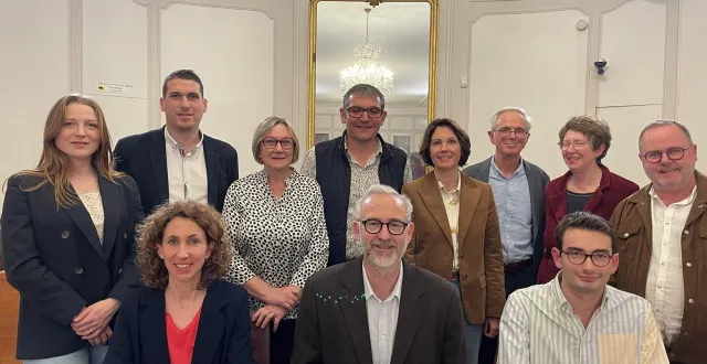 photo  les huit adjoints entourés du maire de flers, dans l’orne, ce vendredi 20 mars 2026.  &copy;  ouest-france 