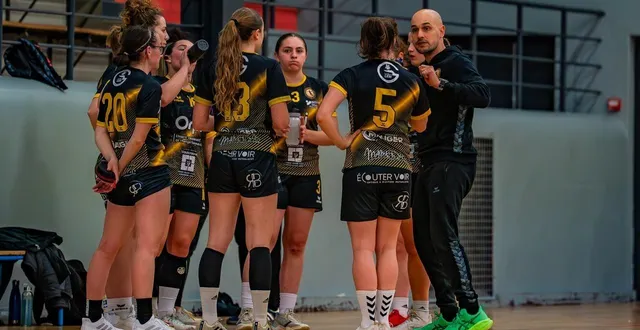 photo  tanguy denos et ses joueuses se déplacent à châteauroux.  &copy;  arnaud despelchain 