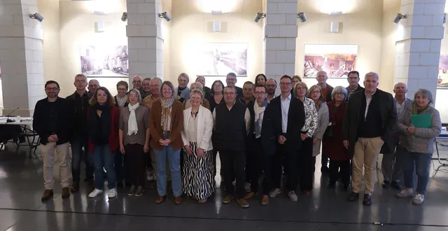 photo  beaufort-en-anjou, le 20 mars 2026. le nouveau conseil municipal de beaufort-en-anjou réuni pour la première fois, autour du maire audrey guillemot. manque : julien seillé et christine briant.  &copy;  co - agathe le nueff 