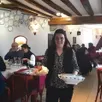 photo  julie dupui a intégré le restaurant au bois sacré de luché-pringé (sarthe) en mai 2025. elle avait déjà travaillé avec priscillia par le passé. son sourire a visiblement conquis la clientèle du restaurant. 