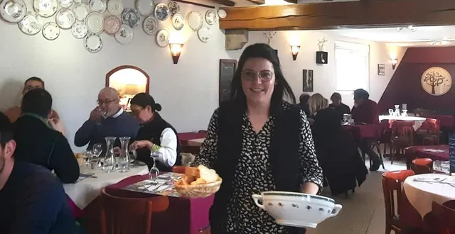 photo  julie dupui a intégré le restaurant au bois sacré de luché-pringé (sarthe) en mai 2025. elle avait déjà travaillé avec priscillia par le passé. son sourire a visiblement conquis la clientèle du restaurant.  &copy;  ouest-france 