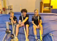 photo  l’hiver, clément esnault (au centre) s’entraîne tous les vendredis, salle du hariel, avec charlie madeline et clémence frémont, deux autres perchistes du club. 