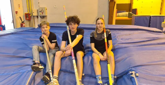 photo  l’hiver, clément esnault (au centre) s’entraîne tous les vendredis, salle du hariel, avec charlie madeline et clémence frémont, deux autres perchistes du club.  &copy;  ouest-france 