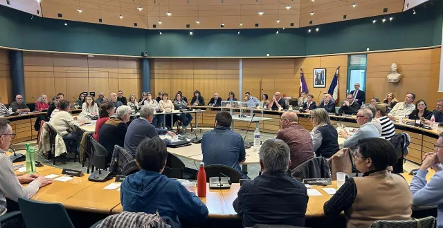 photo  ce vendredi 20 mars 2026, le premier conseil municipal de la mandature s’est déroulé au calme et sans tensions apparentes à chemillé-en-anjou (maine-et-loire).  &copy;  ouest-france 