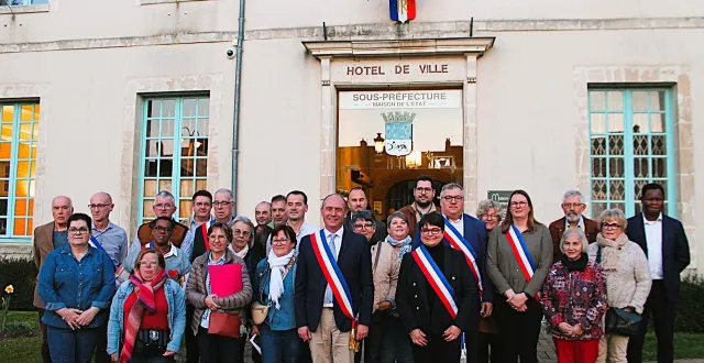 photo  tous les membres du conseil municipal réunis à la mairie de mamers ce vendredi.  &copy;  le maine libre 