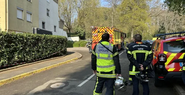 photo  au mans, ce samedi 21 mars 2026, les pompiers partis en reconnaissance ont découvert le corps d’une personne après l’incendie survenu la veille au soir dans un immeuble de gazonfier.  &copy;  ouest-france 