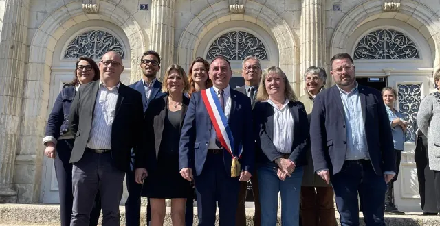 photo  jean-michel prieur et ses neuf adjoints élus ce samedi 21 mars à parthenay.  &copy;  courrier de l’ouest – lucas jariais 