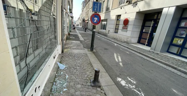 photo  la vitrine d’un local de la rue du marché-au-blé a été vandalisée dans la nuit du vendredi 20 au samedi 21 mars 2026.  &copy;  le maine libre - louis gohin 