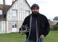 photo  léo keler est photographe documentaire. il mène un travail autour des cahiers de doléances des gilets jaunes et recherche des témoins. 