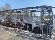photo  un bus a été entièrement détruit par les flammes, dans la nuit du 20 au 21 mars 2026, à carrouges. 