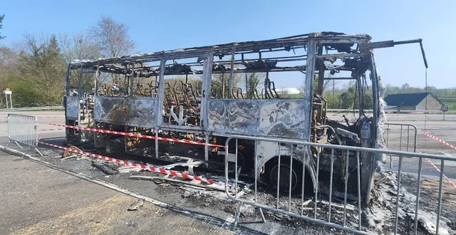 photo  un bus a été entièrement détruit par les flammes, dans la nuit du 20 au 21 mars 2026, à carrouges.  &copy;  ouest-france 