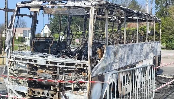 photo  deux bus de ramassage scolaire ont été incendiés dans l’orne, samedi 21 mars 2026 au petit matin (ici à carrouges).  &copy;  ouest-france 