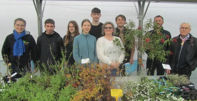 photo  quatre candidats au concours, un des meilleurs apprentis de france, timéo paris, anouk pécout, léa rousseau et antoine gentihomme-david, entourés de leurs examinateurs, mercredi 11 mars, aux pépinières malinge-gauthier, pour des épreuves pratiques.  &copy;  co 