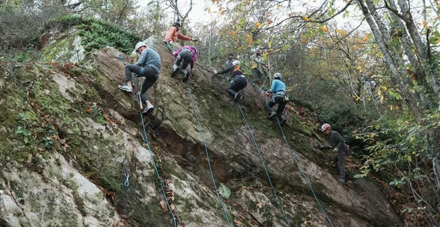 photo  les bénévoles du club d’escalade les encordés, au lion-d’angers, en plein nettoyage.  &copy;  les encordés 