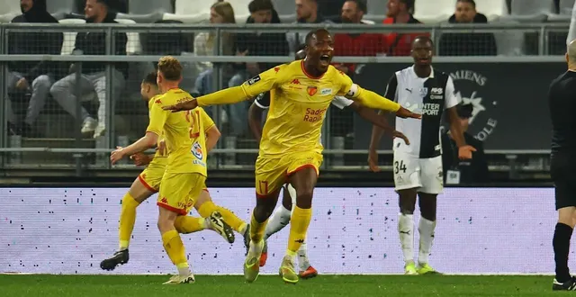 photo  le capitaine manceau samuel yohou célèbre après le quatrième but sarthois face à amiens, le 20 mars 2026.  &copy;  photopqr/le courrier picard/maxppp 