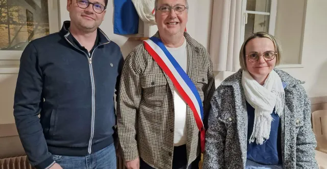 photo  jean-pierre baraton, entouré de damien pouit, 1er adjoint, et carine elie, 2e adjointe : « c’est avec émotion et motivation que je ceins à nouveau cette écharpe tricolore ».  &copy;  co 