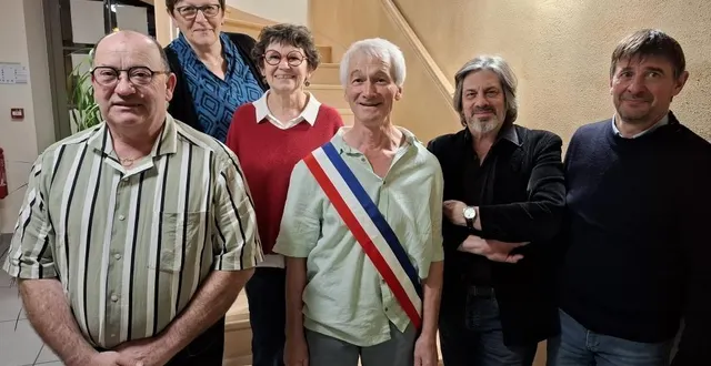 photo  de gauche à droite : jérôme mureau, 5e adjoint ; alain gourdon, maire ; sylvio pacitto, 3e adjoint ; emmanuel lacroix, 1er adjoint ; béatrice urbain (au second rang), maire déléguée de bagneux et 4e adjointe, et catherine sales, maire déléguée de bouillé-loretz et 2e adjointe.  &copy;  co 
