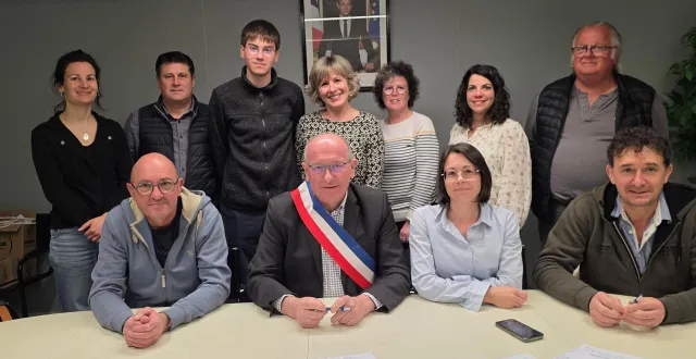 photo  thierry bécot, roland moriceau, edwige charrier et emmanuel niort (au 1er rang) et les nouveaux conseillers municipaux.  &copy;  co 