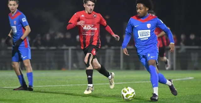 photo  longué et saumur sont en lice pour avoir le plus beau maillot de l'anjou fc.  &copy;  photo co - michel durigneux 