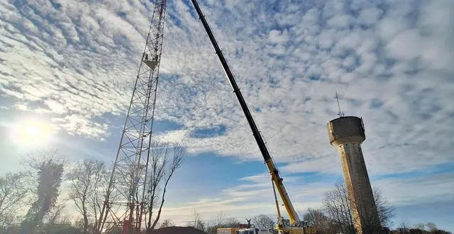 photo  le nouveau mat doit accueillir les antennes de gérédis, des pompiers des deux-sèvres et du samu 79.  &copy;  mairie de cheveux 