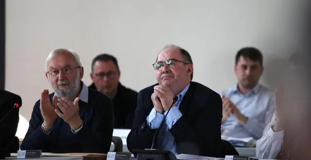 photo  doué-en-anjou, samedi 21 mars. bruno cheptou vient d’être institué maire par le conseil municipal.  &copy;  co - robin peter 