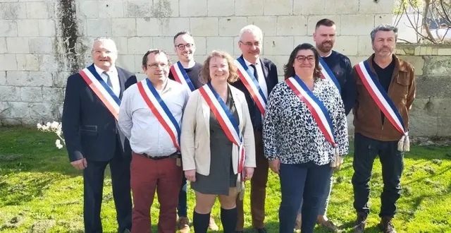 photo  patrice mangeard et les sept maires délégués. devant : jean-louis ezechiel, audrey revereault, christine colaisseau. au second rang, camille chupin, evan lefevre, patrice mangeard, grégoire robineau et jean-pierre maillet.  &copy;  ouest-france 