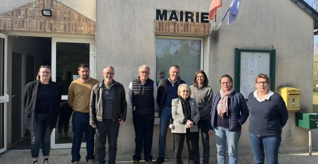 photo  joel étiembre (quatrième) et son adjoint thibaut meunier (troisième) entourés du conseil municipal.   &copy;  le maine libre 
