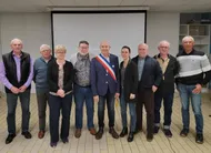 photo  le maire alain lolivier (avec l’écharpe tricolore), ainsi que les maires délégués et adjoints. de gauche à droite : patrick horold, louis hamel, michèle ballon, gérard viel, alain lolivier, lucie arley, marc beaudoin, joël poussier, philippe léveillé. 