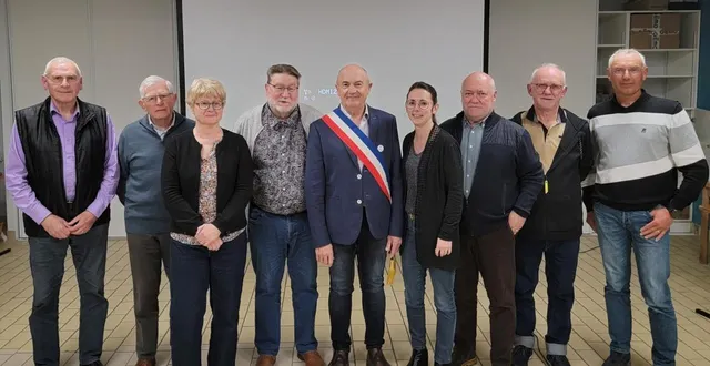 photo  le maire alain lolivier (avec l’écharpe tricolore), ainsi que les maires délégués et adjoints. de gauche à droite : patrick horold, louis hamel, michèle ballon, gérard viel, alain lolivier, lucie arley, marc beaudoin, joël poussier, philippe léveillé.  &copy;  mairie d’écouché 