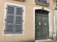 photo  des scellés ont été posés sur la porte du 21, rue ville close à bellême. 