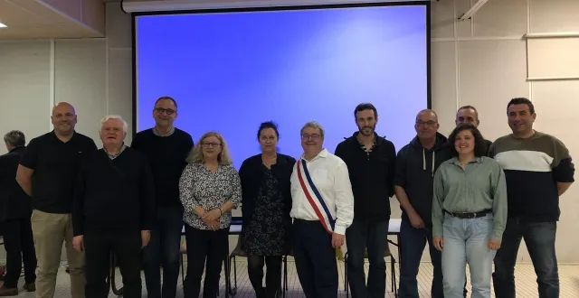 photo  samuel delanoë, maire d’ombrée-d’anjou, entouré des dix maires délégués. de gauche à droite, pierre aillerie, yves mary, olivier roussez, brigitte douez, isabelle tennerel, samuel delanoë, matthieu ballé, pascal rétif, régis gatineau, manon dalifard et sébastien guérin.  &copy;  ouest-france 