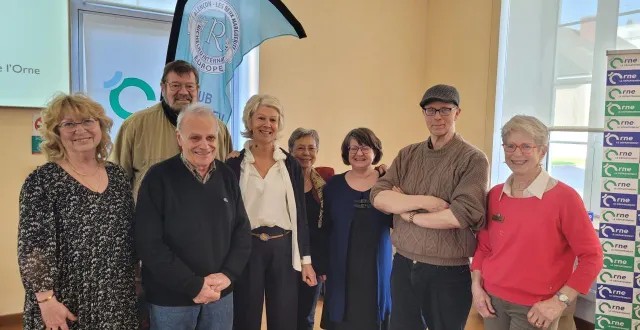 photo  les lauréats de la dictée entourés par les membres du club richelieu alençon. de gauche à droite : evelyne lelandais, charles skrzynski (3e), louis biron, elisabeth olezac, marie-noële charuel, sylvie thibaudeau (2e), christian maricourt (1er) et chantal houlbert.  &copy;  ouest-france 