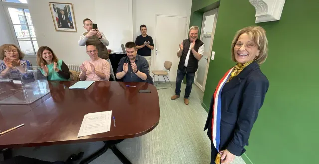 photo  les applaudissements, juste après que jean-yves denis a passé son écharpe à sylvie roche.  &copy;  le maine libre - louis gohin 