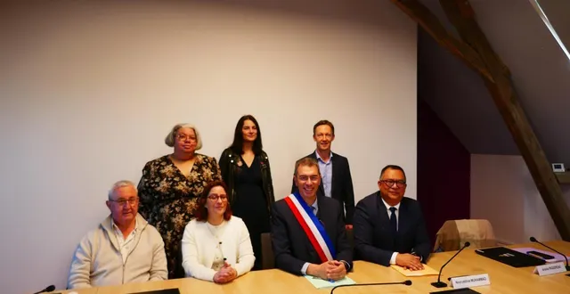 photo  étienne glémot est entouré de ses adjoints. au premier rang de gauche à droite, alain moreau, amélie paquereau, étienne glémot, nooruddine muhammad. derrière, de gauche à droite, muriel noirot, bénédicte angles, arnaud gueudet. (jean-daniel augereau, absent sur la photo)  &copy;  ouest-france 