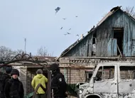 photo  des militaires ukrainiens ont abattu un drone russe tandis que des policiers intervenaient sur le site d'un immeuble touché par une frappe de drone russe, dans le cadre de l'attaque russe contre l'ukraine, à zaporijia, en ukraine, le 21 mars 2026. 