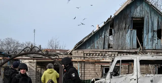 photo  des militaires ukrainiens ont abattu un drone russe tandis que des policiers intervenaient sur le site d'un immeuble touché par une frappe de drone russe, dans le cadre de l'attaque russe contre l'ukraine, à zaporijia, en ukraine, le 21 mars 2026.  &copy;  photo : stringer/reuters 