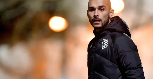 photo  yassine ahazaf, entraîneur du fc chauray.  &copy;  co - marie delage 