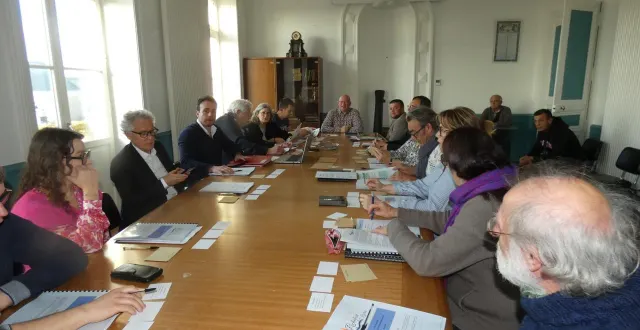 photo  la première réunion du conseil a eu lieu à la mairie vendredi soir.  &copy;  co 