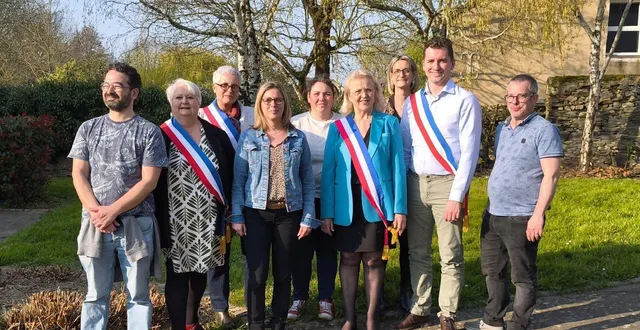 photo  autour de la maire liliane courtin (quatrième à partir de la droite), les trois autres maires délégués et les cinq adjoints élus lors du conseil du 21 mars.  &copy;  ouest-france 