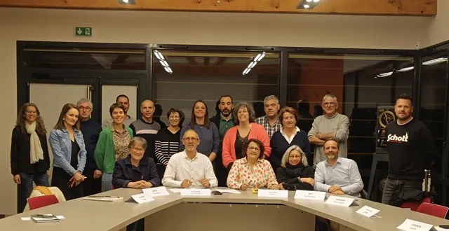 photo  le nouveau conseil municipal au terme de cette première rencontre, christophe chupin maire étant assis au centre avec claire le gall, première adjointe à ses côtés.  &copy;  co 