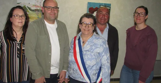 photo  au premier plan, nathalie rousselot et son binôme olivier doyen avec les trois autres adjoints, jennifer letellier (à gauche), jean-françois violleau et cécile violleau.  &copy;  co 