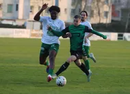 photo  les pontivyens (en blanc) ont tenu leur rang sur la pelouse de l’us alençon. 