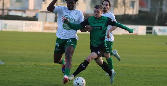 photo  les pontivyens (en blanc) ont tenu leur rang sur la pelouse de l’us alençon.  &copy;  ouest-france 