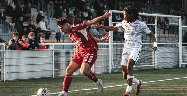 photo  kylian baudry à la lutte avec maurice ngangue.  &copy;  léonard verdu 