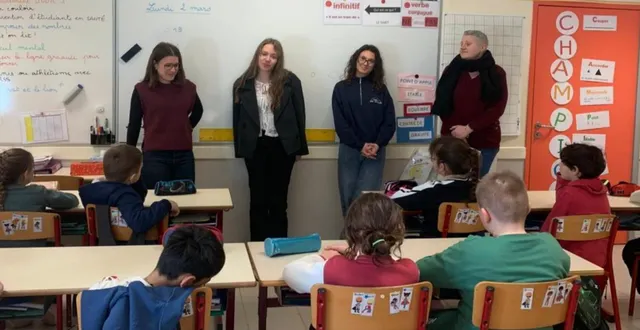 photo  présentation des étudiantes dans la classe des ce1-ce2. de gauche à droite : léonie levy, natasha fournier, athénaïs gonzales et marjorie valfin.  &copy;  dr 