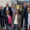 photo  frédérique ricou au centre entourée des nouveaux adjoints : gaëlle dantec, daniel bourgeois, aurélien bénard, caroline porquier-hocdé, jean-paul quinqueneau, des membres du nouveau conseil et des deux suppléants. 