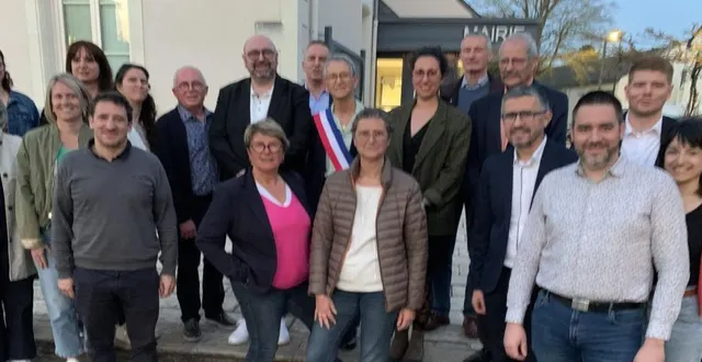 photo  frédérique ricou au centre entourée des nouveaux adjoints : gaëlle dantec, daniel bourgeois, aurélien bénard, caroline porquier-hocdé, jean-paul quinqueneau, des membres du nouveau conseil et des deux suppléants.  &copy;  co 