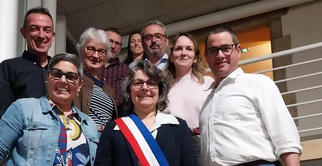 photo  adjoints et maires délégués autour de cécile vrignaud, maire de moncoutant-sur-sèvre.  &copy;  co 