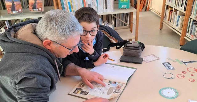 photo  le public a répondu à l’opportunité, comme ici un père et son fils, partageant le jeu de piste organisé mercredi à la bibliothèque.  &copy;  le maine libre 